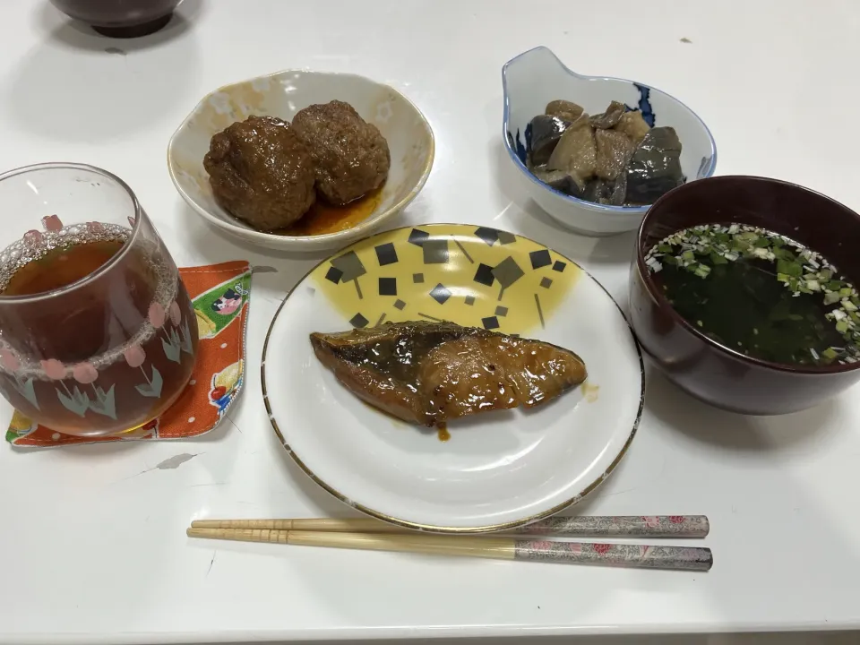 作り置きで晩御飯☆煮込みハンバーグ☆ぶり照り☆揚げなすの煮浸し☆わかめスープ|Saharaさん