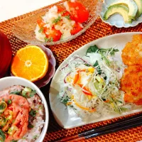 お豆腐チーズナゲット、トマトと玉ねぎのサラダ、アボカド、ねぎトロ丼、白菜とつくねのスープ、みかん🍊|samさん