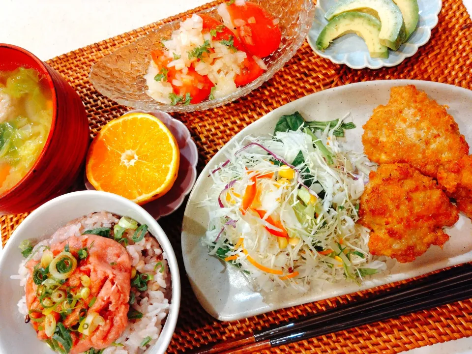 お豆腐チーズナゲット、トマトと玉ねぎのサラダ、アボカド、ねぎトロ丼、白菜とつくねのスープ、みかん🍊|samさん