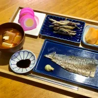 炙りしめ鯖、キビナゴ唐揚げ、鍋の残りで豆腐煮、半額だった卵入り蒲鉾、柿|マユマユさん