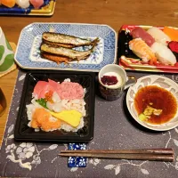 沢庵、熱い日本茶、六条麦茶、練乳&カシスジャムかけ手作り牛乳プリン、握り寿司、海鮮丼、真イワシの明太焼き、ガリ(夕飯)|enarinさん