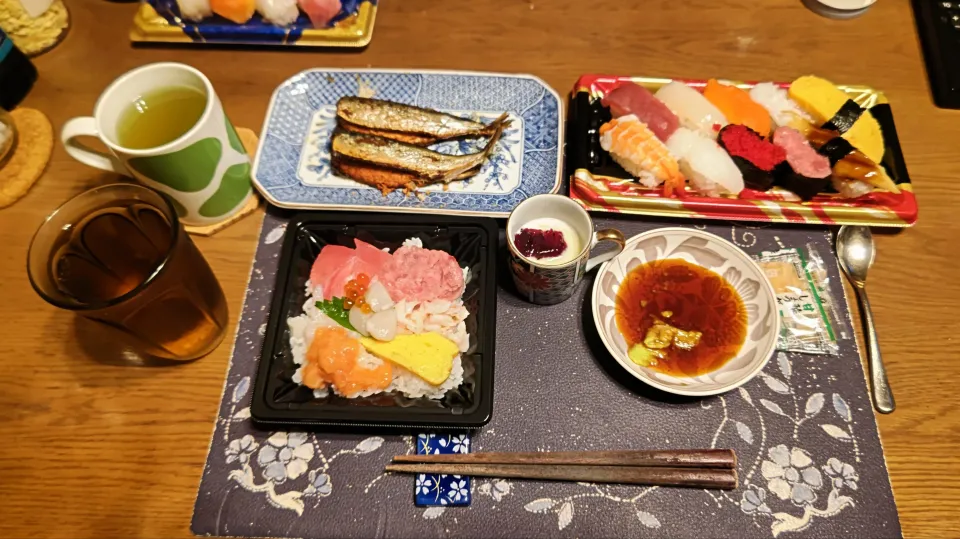 沢庵、熱い日本茶、六条麦茶、練乳&カシスジャムかけ手作り牛乳プリン、握り寿司、海鮮丼、真イワシの明太焼き、ガリ(夕飯)|enarinさん