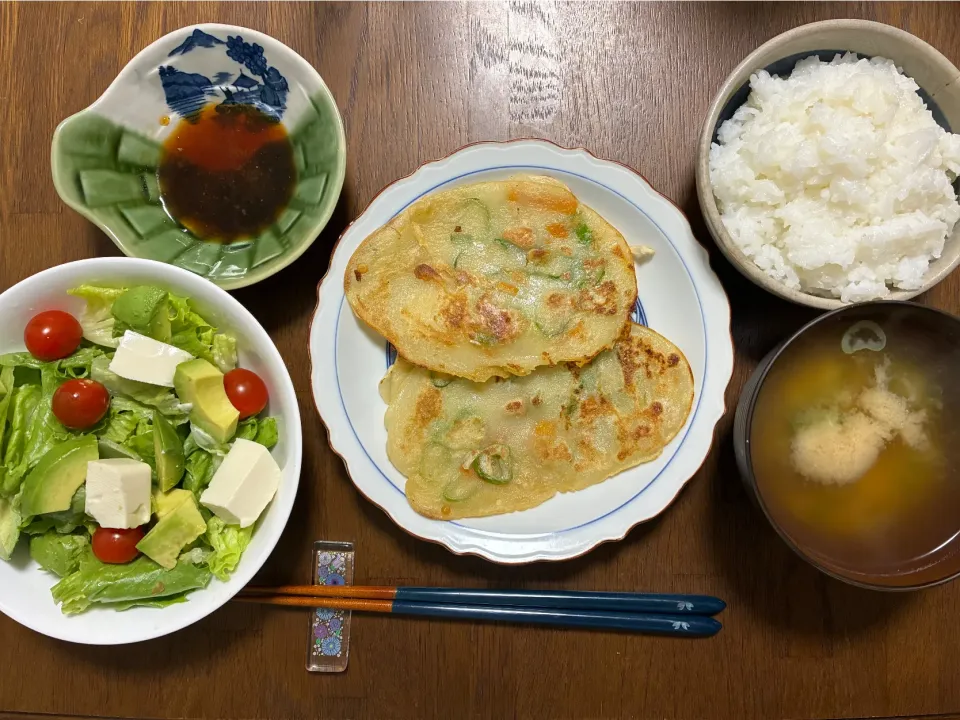 ✨「今日はチヂミとアボカドサラダの夜ごはん」✨

長ねぎをたっぷり入れたチヂミは、香ばしくてもちもち。
お味噌汁にも同じく長ねぎを加えて、やさしい風味に仕上げました🥢

アボカドと豆腐、ミニトマトのサラダで彩りもプラス🥑🍅
野菜もたっぷり摂れて、栄養バランスばっちりなほっとごはん☺️|よらさん