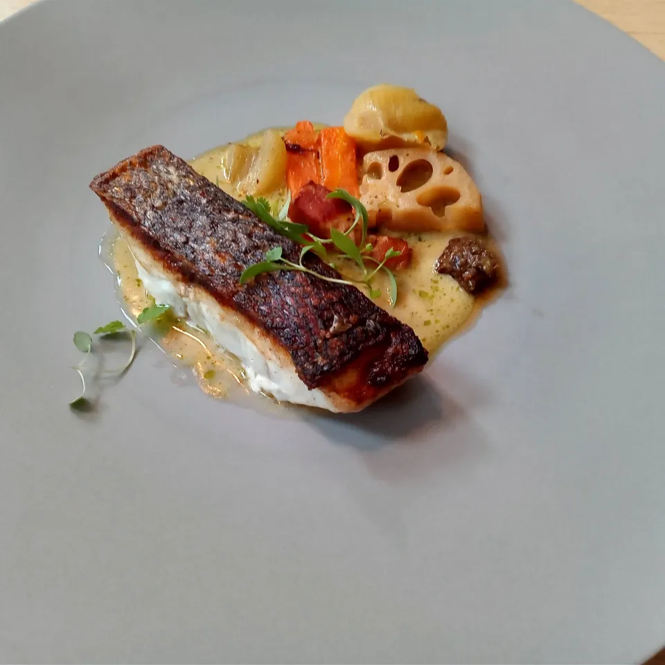 ■メインディッシュ
・鱸のロースト レモングラス 季節野菜のバリグール コリアンダーコンディメント|よっちびやばんぶーさん