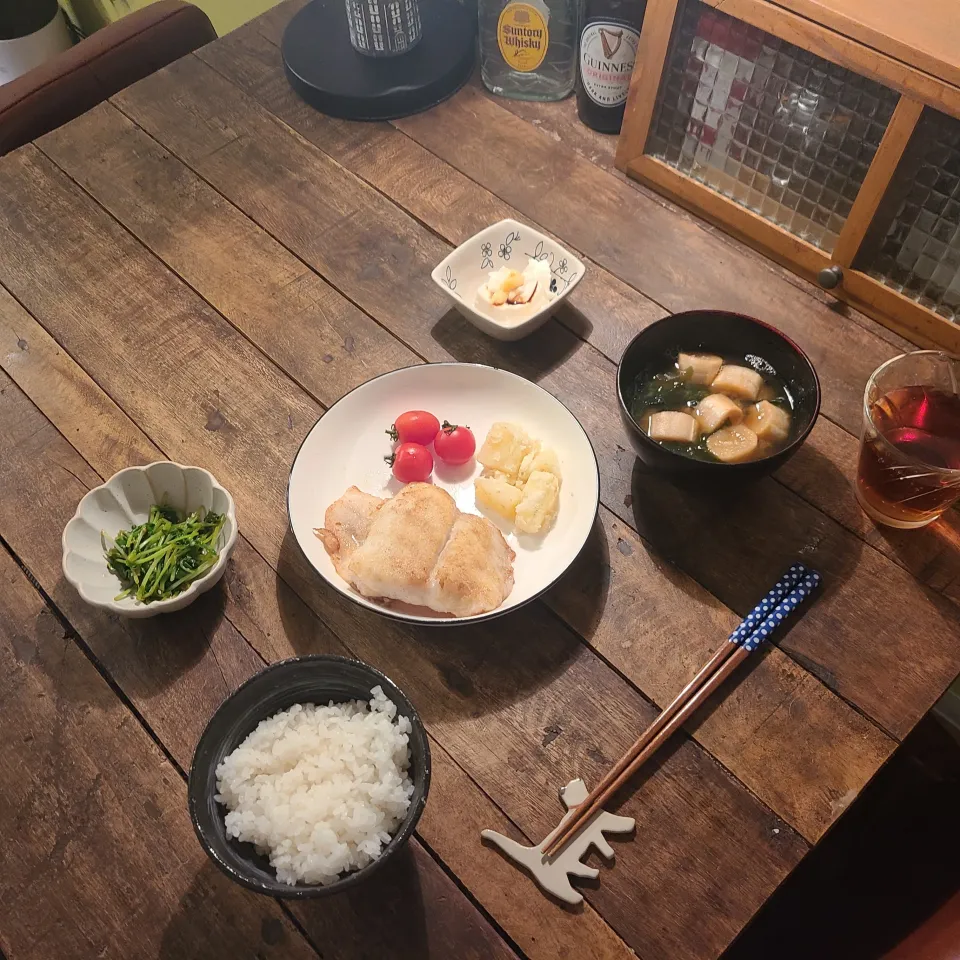 白身魚のムニエルと豆苗のお浸し、冷やっこ、味噌汁、ごはん|KEITAさん