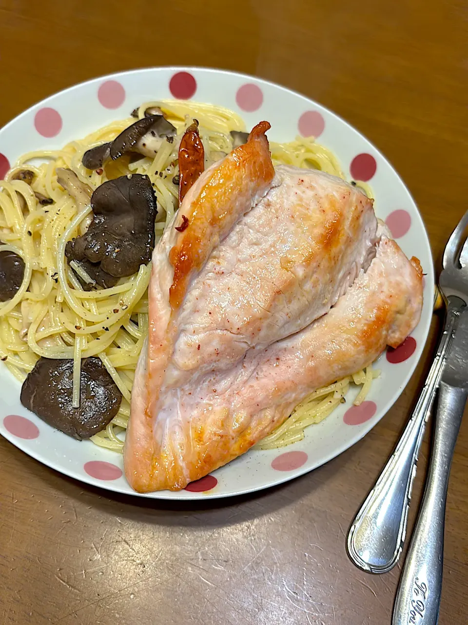 遅い時間ですがぁ、ひらたけのペペロンチーノ　鶏むね肉のグリル添え|masaさん
