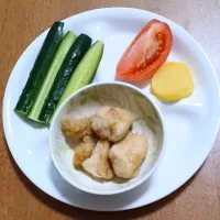 きゅうり、トマト、たくあん、鶏胸肉の竜田揚げ|ナナさん