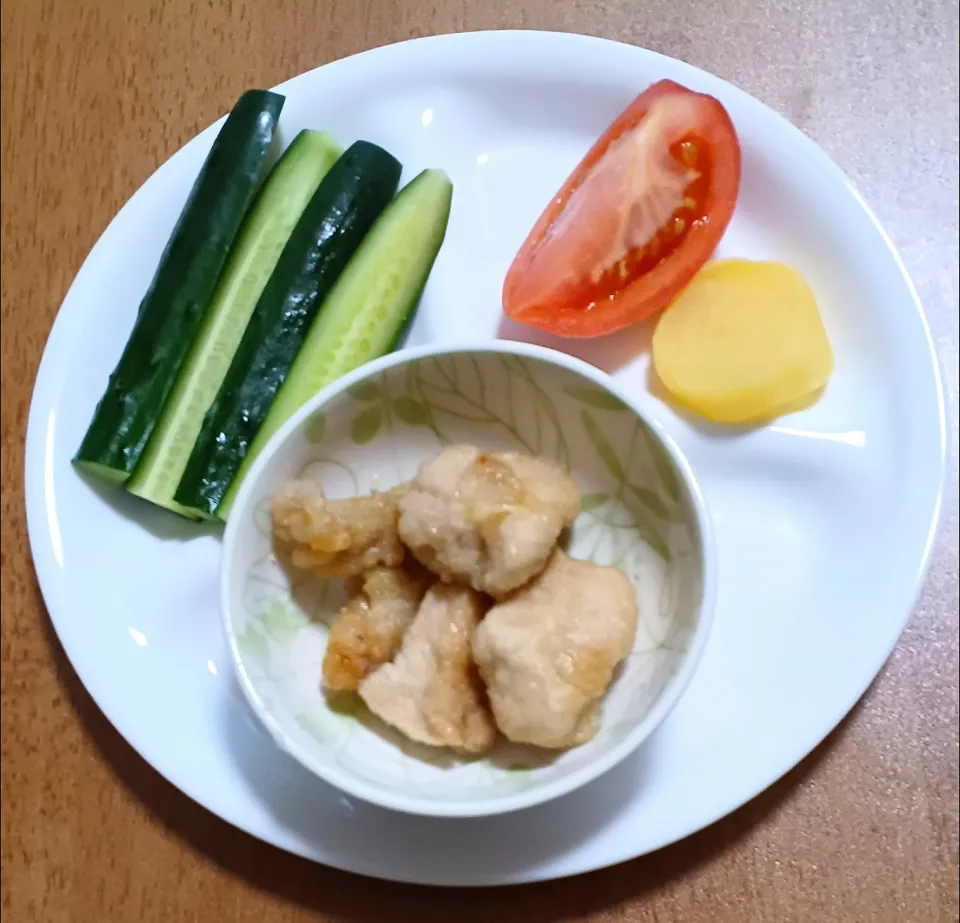 きゅうり、トマト、たくあん、鶏胸肉の竜田揚げ|ナナさん