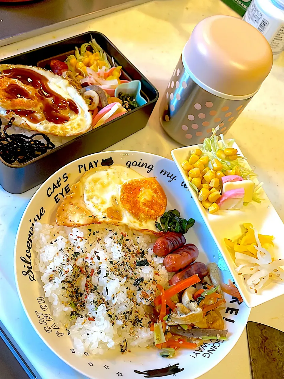 おっさん弁当&ワンプレート　たくあん　サラダ　目玉の親父　ソーセージ　俺のチンピラ　ピーマンしりしり　汁|ひげおやじさん