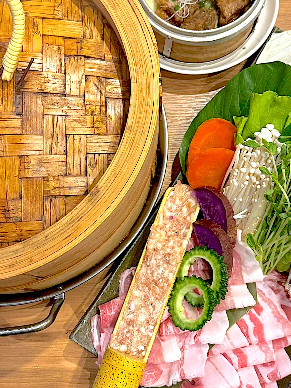 那覇での晩御飯3️⃣あぐー豚と野菜の盛り合わせ、あぐー豚のスペアリブ豆豉蒸し|さくたえさん