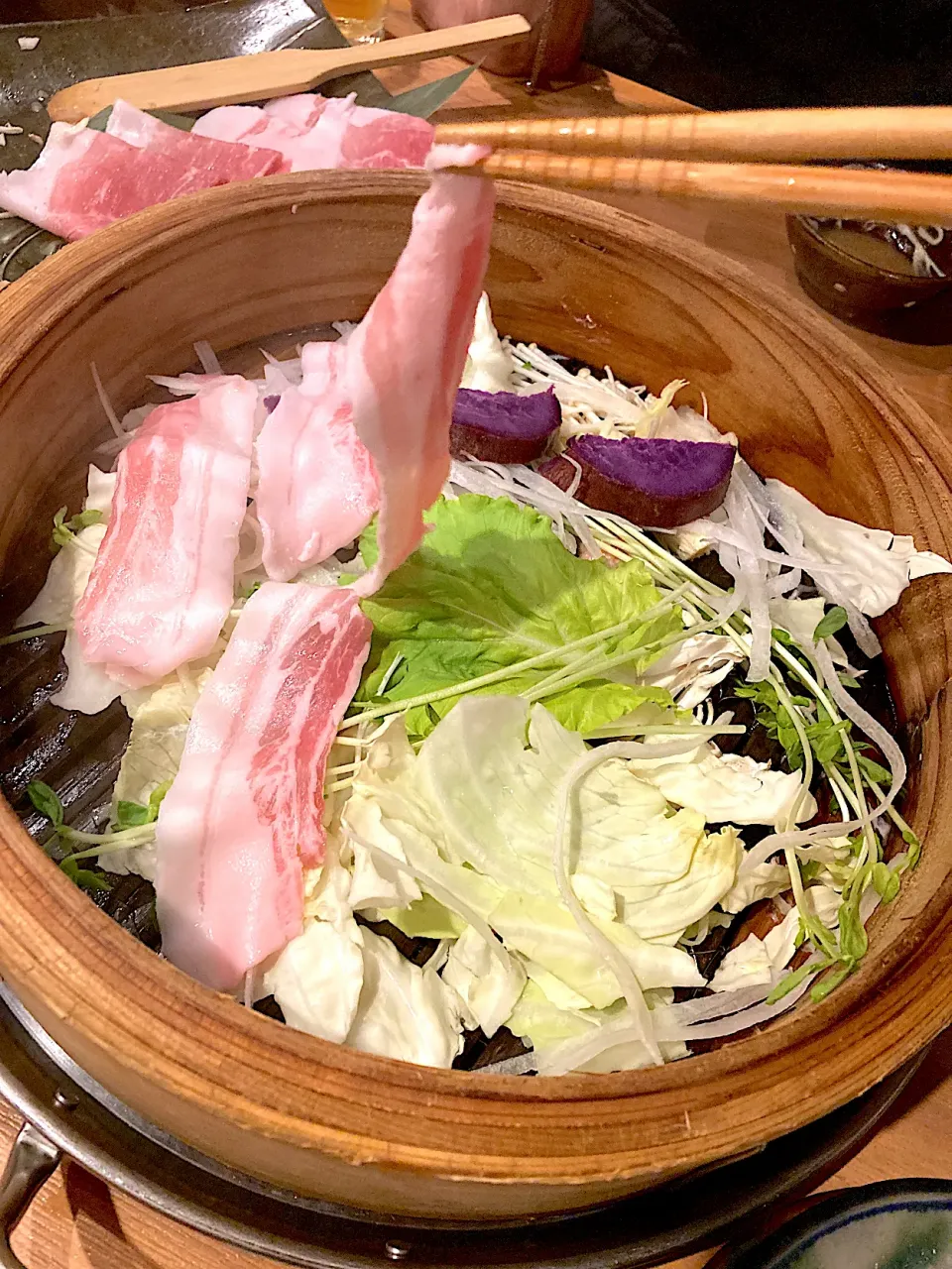 那覇での晩御飯4️⃣あぐー豚と野菜の蒸籠蒸し〜朔ちゃんが蒸籠奉行💪|さくたえさん