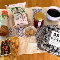 朔ちゃんが先週行った鹿児島のお土産くれたのと、沖縄で買ったお土産꒰ ♡´∀`♡ ꒱| さくたえさん