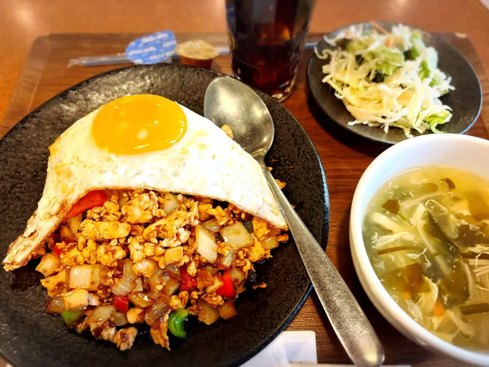 鶏肉のガパオライス ¥750|Blue Moon Caféさん