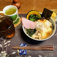 具沢山蕎麦、沢庵、熱い日本茶、六条麦茶(昼飯)|enarinさん