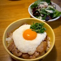豚バラとろろ丼と、マッシュルームとリーフのサラダ🥗|もえさん
