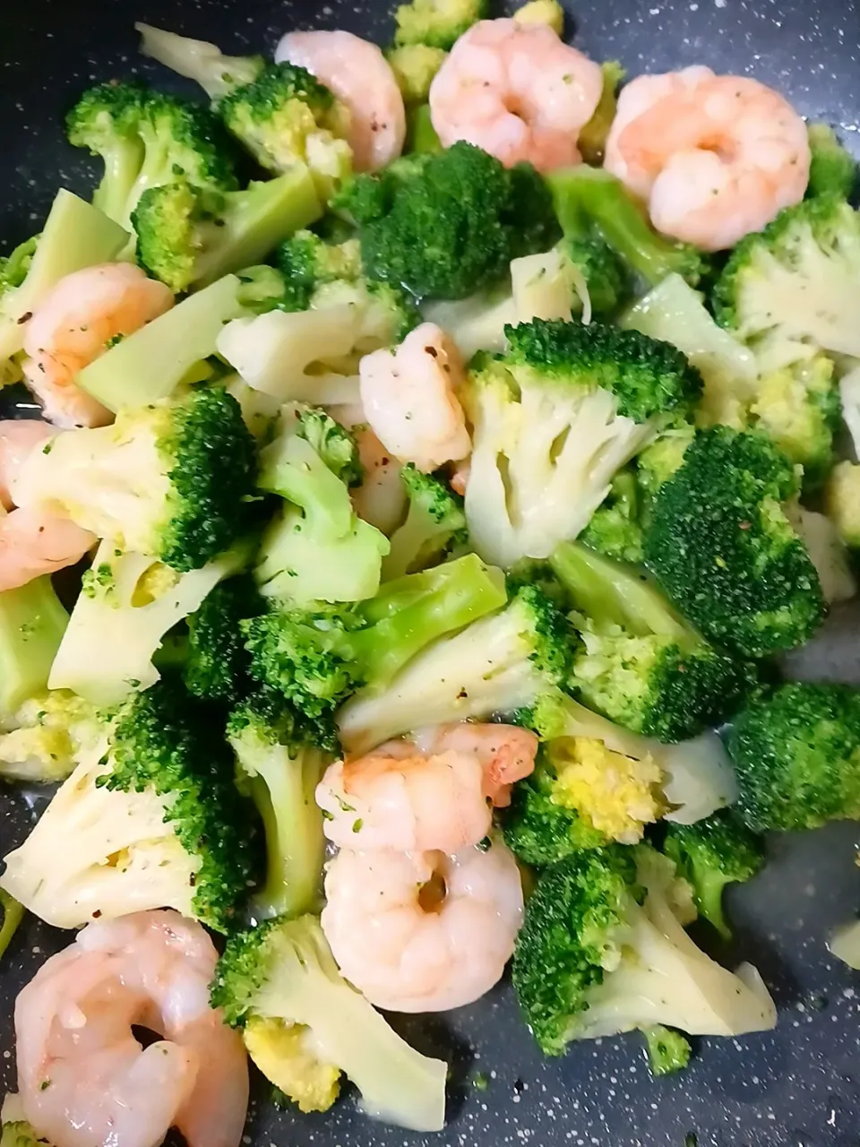 海老とブロッコリーの炒め物🦐🥦|まなみさん