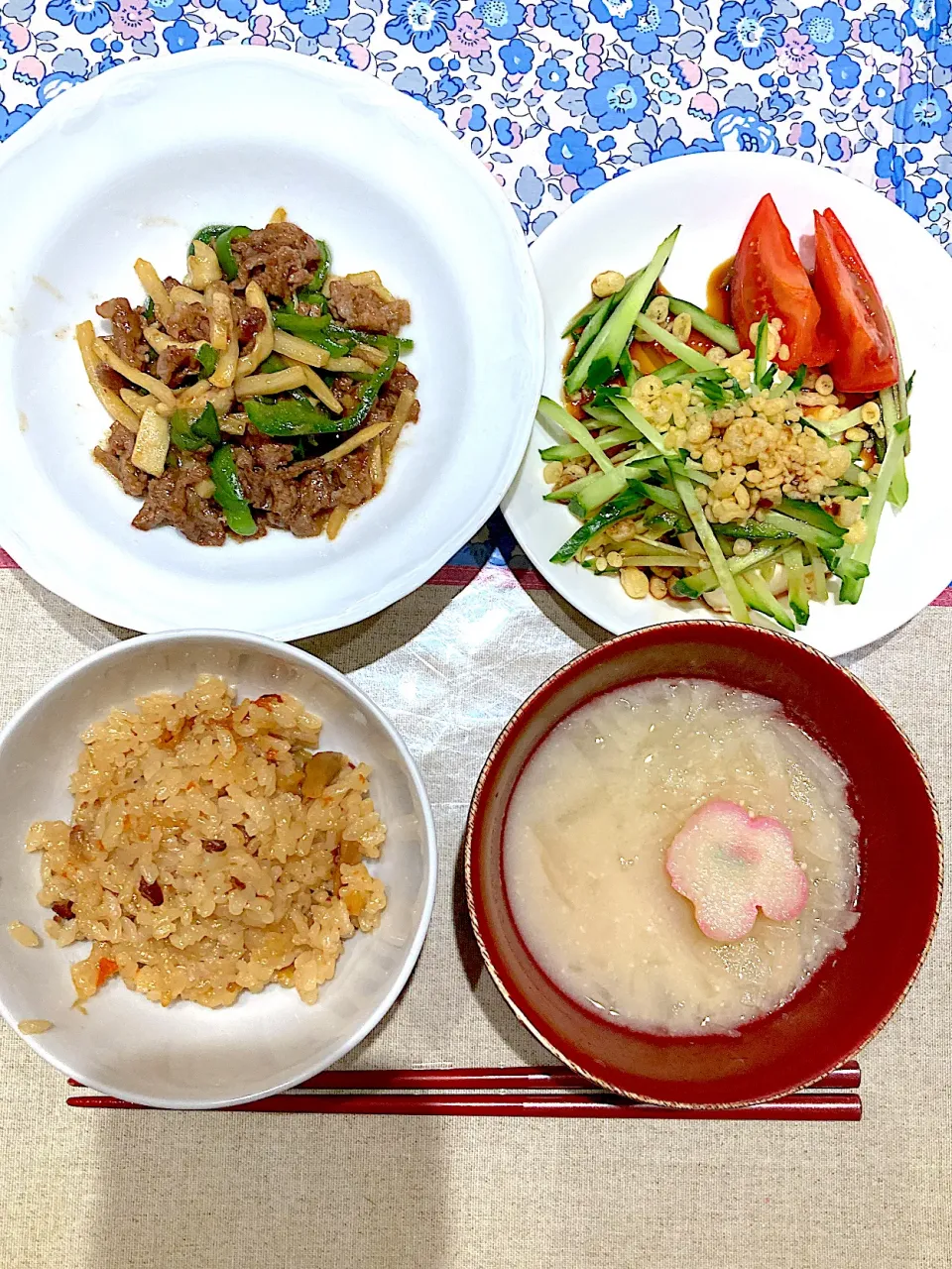 青椒肉絲と冷奴とかしわめしの炊き込みご飯|おしゃべり献立さん