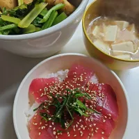 ☆夕飯☆鮪丼、味噌汁、煮物　　長男修学旅行＼(^_^)／で不在|ｼｮｺﾗさん
