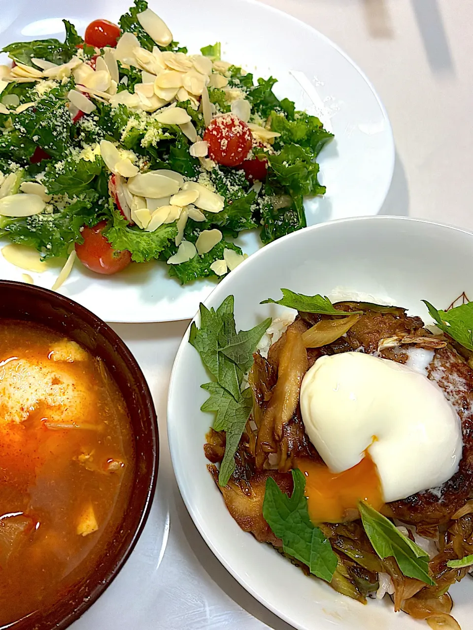 ハンバーグ丼温玉のせ&ケールナッツサラダ&スンドゥブ|なおさん