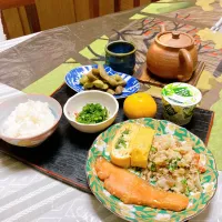 grandmaの晩ごはん☆ 今夜はオカラを大根が主役？かなぁ〜
大根菜入り玉子焼き、鮭を焼きました
黒豆を茹でました
我が家の柿が大きくなってました| kaoriさん