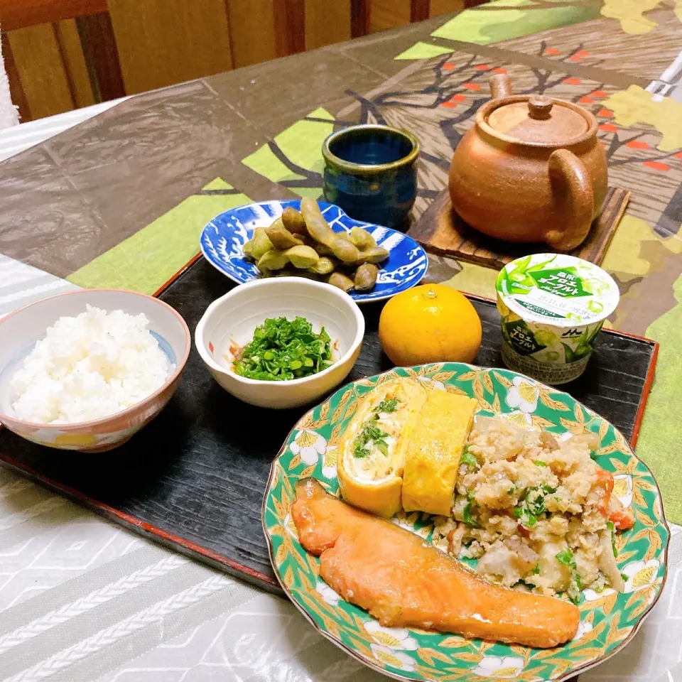 grandmaの晩ごはん☆ 今夜はオカラを大根が主役？かなぁ〜
大根菜入り玉子焼き、鮭を焼きました
黒豆を茹でました
我が家の柿が大きくなってました|kaoriさん