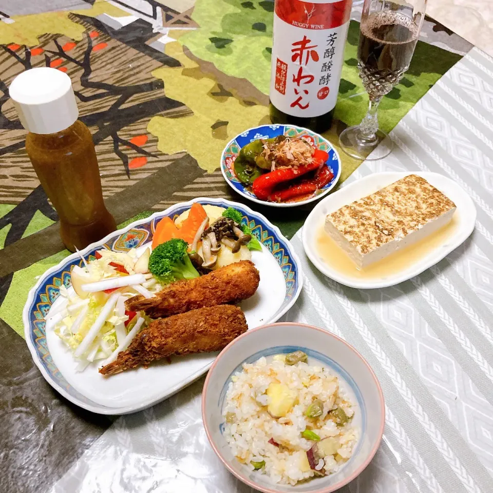 grandmaの晩ごはん☆ 今夜は
エビフライ、おでんの出汁で焼き豆腐を煮て、ピーマンの煮浸し…

赤ワイン🍷をもらったので…超甘口…ジュースみたいに飲める❗️

頂きます|kaoriさん