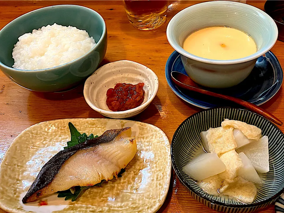 🦪かき毒に辺り4日めに復活した最初のご飯 お釜でコトコト炊いたお粥、裏ごしした梅干し、蕪と南関揚げの煮浸し、具なし茶碗蒸し、銀ダラの西京焼き|🐈⸒⸒⸒⸒つるのダンス🐈🐾さん