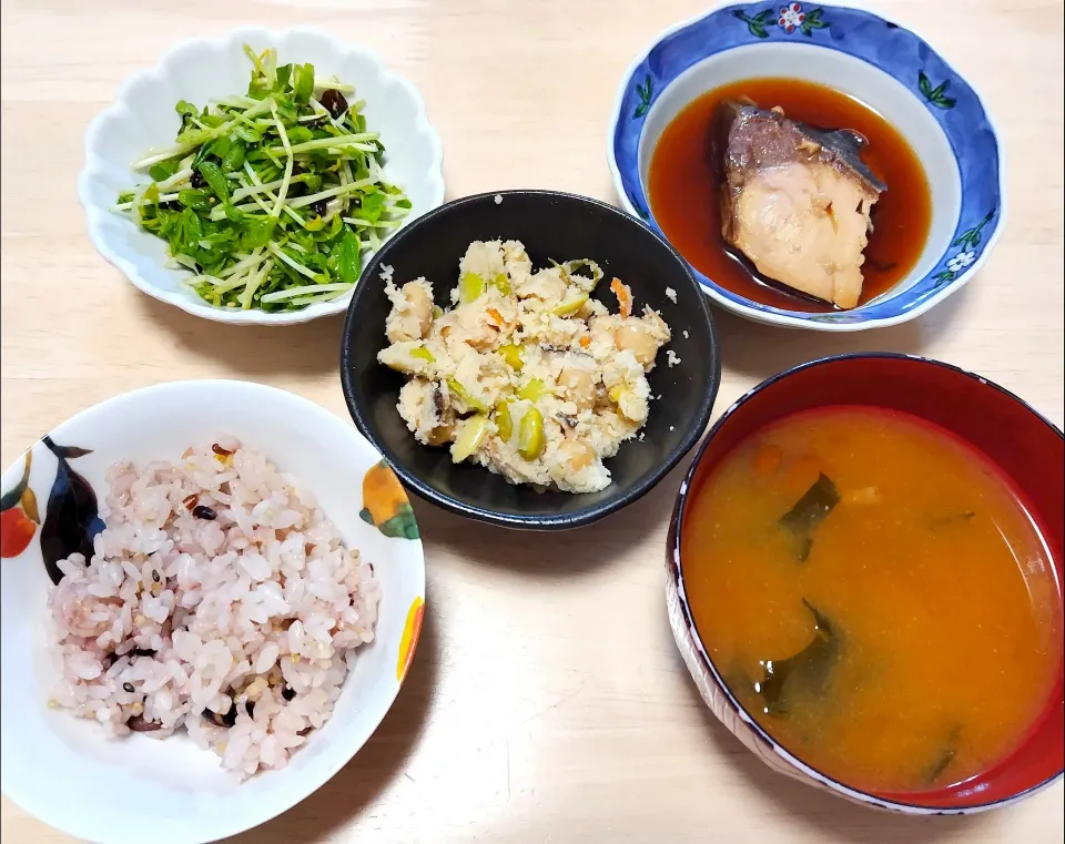 2025 1106　鰤のポン酢煮　豆苗の塩昆布ナムル　卯の花　なめことわかめのお味噌汁|いもこ。さん
