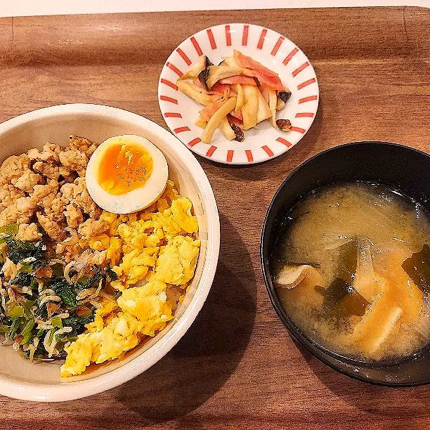 三色丼(鶏胸そぼろ、たまご、小松菜シラスおかか合え)　エリンギとベーコンソテー　たまねぎワカメ油揚げのお味噌汁|ぷゆこさん