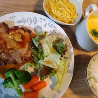 ポークステーキ、かぼちゃのポタージュ、ご飯、パスタ、人参のグラッセ|あきこさん