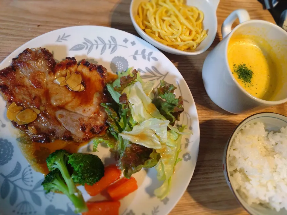 ポークステーキ、かぼちゃのポタージュ、ご飯、パスタ、人参のグラッセ|あきこさん