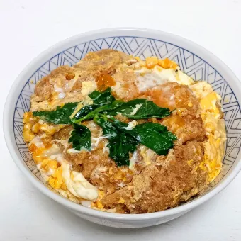Snapdishの人気料理写真:【出汁の旨味たっぷり🎯】ご自宅で出来る美味しいカツ丼🤤