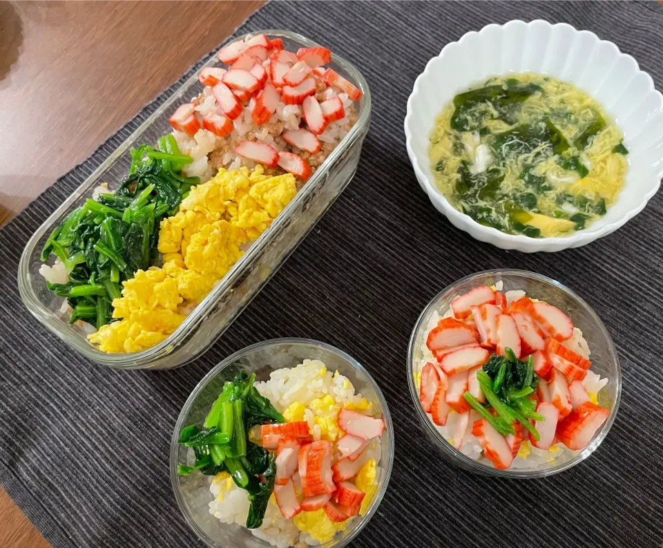 子どもたちが自分で詰める、カップ寿司でお夕飯🌛|みーぬ | 楽しいお母さんの日々さん