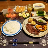 ご飯、ビーフステーキ、野菜ソテー、じゃがバター、トマト、マヨキュー、あご出汁辛子明太子、チーズワッフル、沢庵、六条麦茶(夕飯)|enarinさん