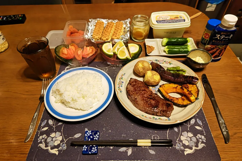 ご飯、ビーフステーキ、野菜ソテー、じゃがバター、トマト、マヨキュー、あご出汁辛子明太子、チーズワッフル、沢庵、六条麦茶(夕飯)|enarinさん