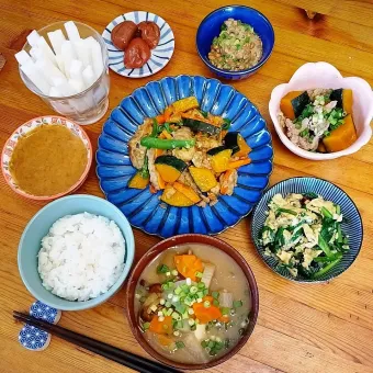 Snapdishの人気料理写真:新米あきたこまちで野菜たくさん晩御飯🍚🥢