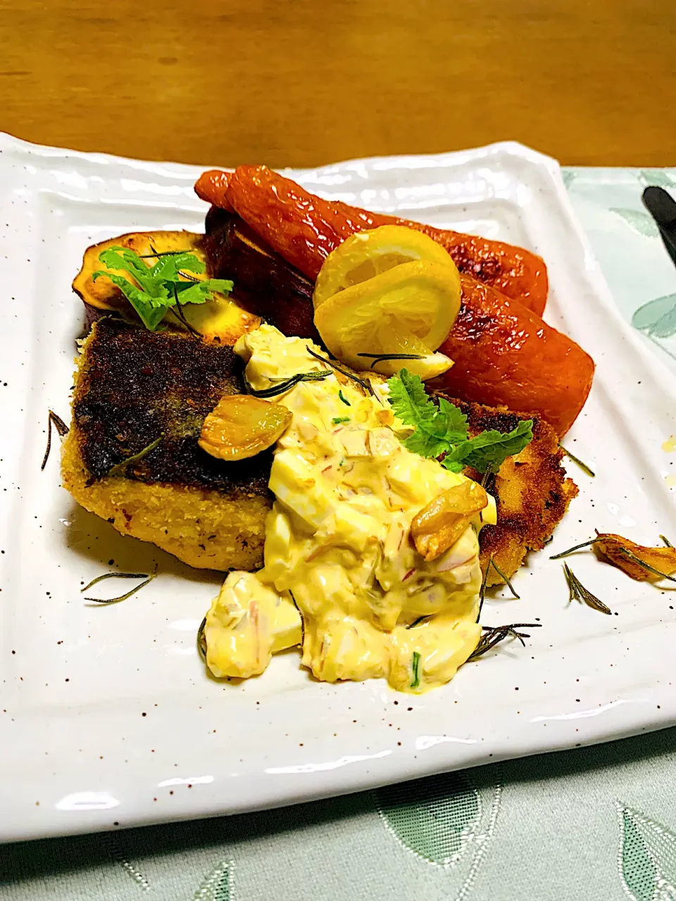 鮭フライタルタルソース                                       鮭一匹丸ごと捌いてフライに！揚げずに焼いて仕上げました  パン粉は細めを選んでさらに細かくしてヘルシーに(ㆆᴗㆆ)♡|ちぃちゃんさん