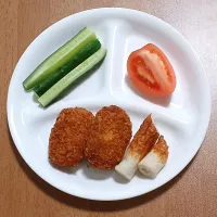 きゅうり、トマト、すき焼き風コロッケ、竹輪|ナナさん