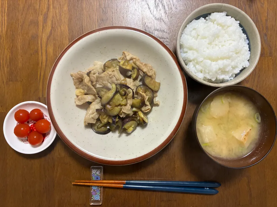 🍆「今日は茄子と豚肉のにんにく炒め」
香ばしいにんにくの香りが食欲そそるメイン✨
ジューシーな豚肉ととろっと茄子がよく絡んで、ごはんが進む味🍚
長ねぎたっぷりのお味噌汁で、体もぽかぽか💭
シンプルだけど満足感ある夜ごはん☺️💛|よらさん