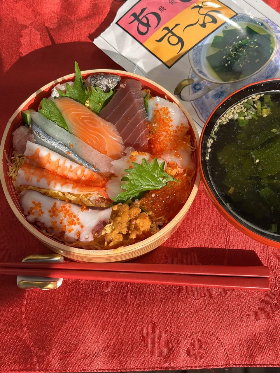 デパート閉店50分前のちらし寿司？なんと1480円→500円でget。その日はいくらかわからなくて、先程値段を見てびっくりしたわ🤭いいお天気なので、ベランダで食べてます❣️|tamemitiさん