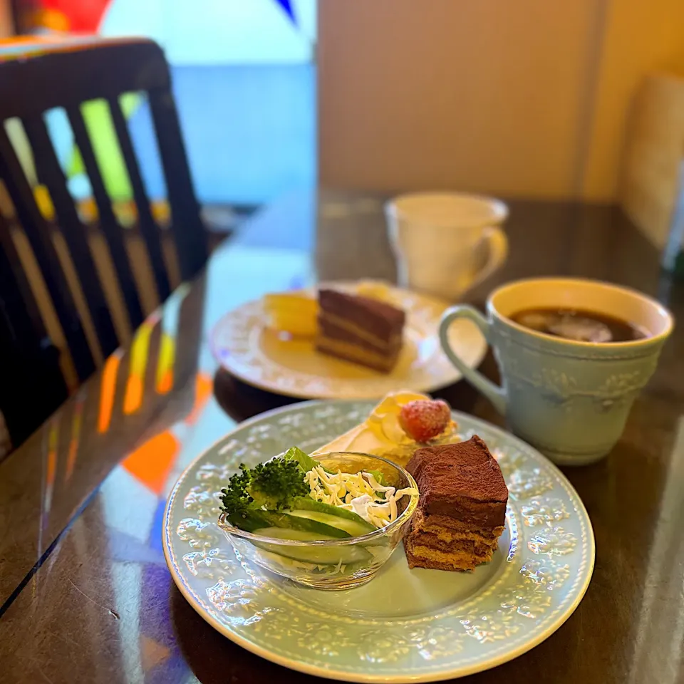 朝ごはんにケーキとサラダ🤭|かっちゃん杉さん