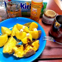 じゃがバター #クリームチーズのせ#じゃがバター#いぶりがっこのご飯のお供とじゃがいも#北海道じゃがいも|ももさん