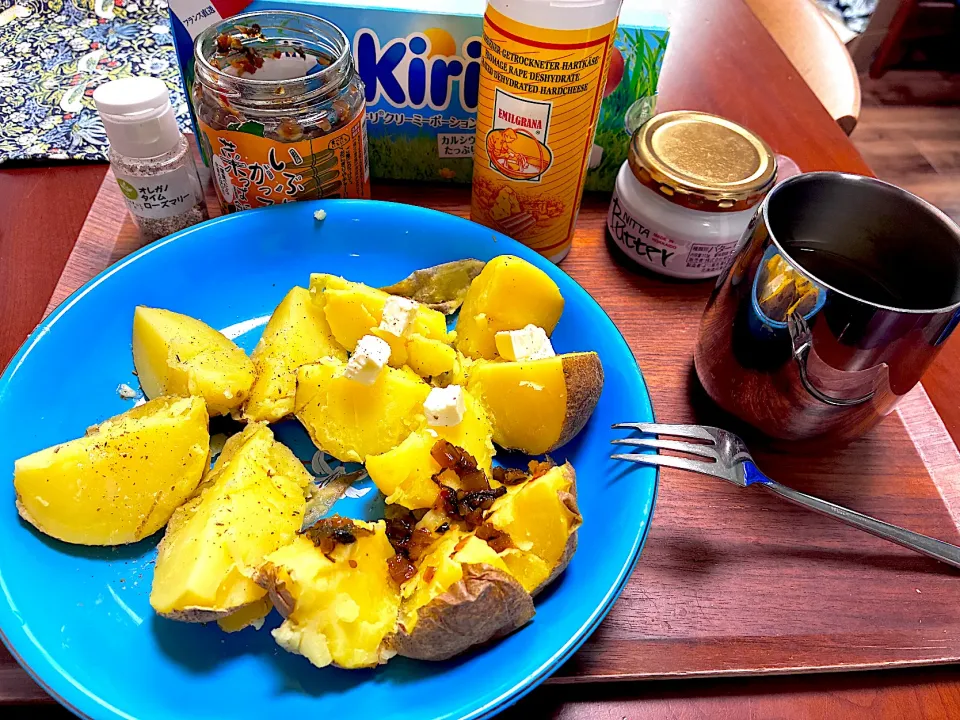 じゃがバター #クリームチーズのせ#じゃがバター#いぶりがっこのご飯のお供とじゃがいも#北海道じゃがいも|ももさん