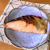 チョコちゃんからもらった北海道の高級時しらず鮭。ただ焼くだけで美味しい|さくたえさん