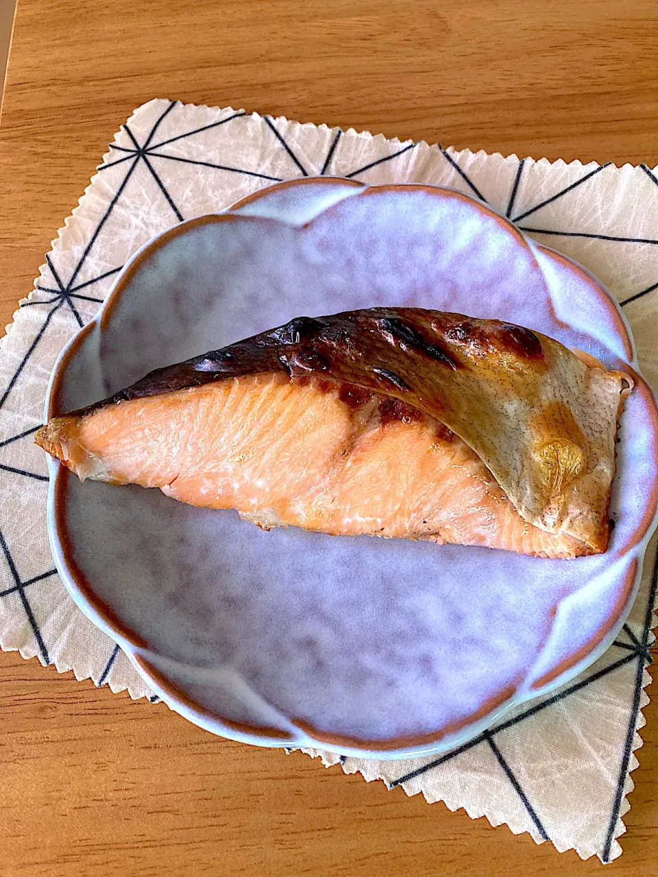 チョコちゃんからもらった北海道の高級時しらず鮭。ただ焼くだけで美味しい|さくたえさん