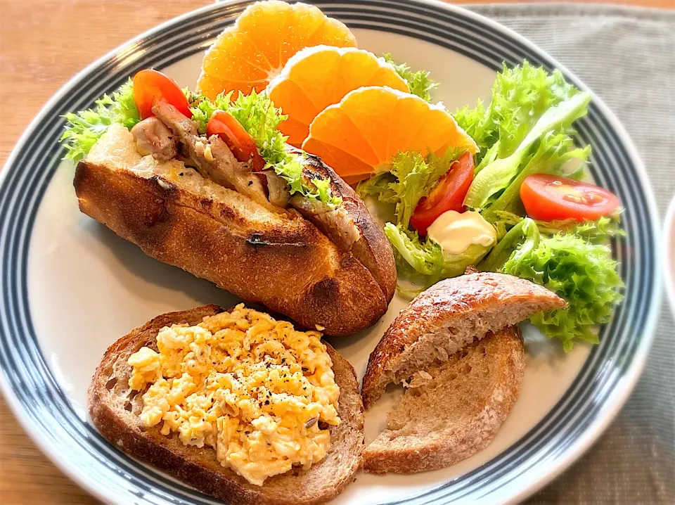 鶏ソテーサンドと炒り卵パンのブランチ|じゅんさんさん