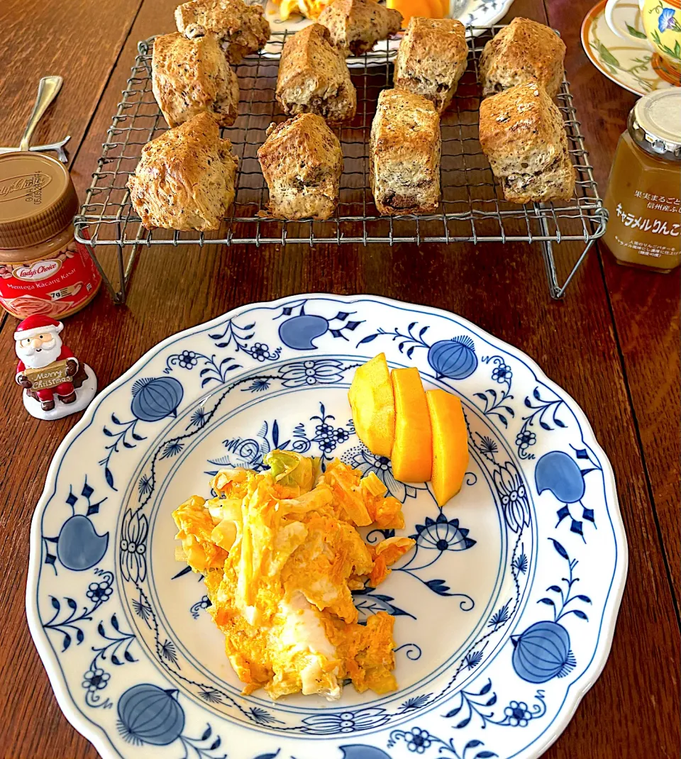 ブランチ♯スコーン♯ピーナッツバター♯スクランブルエッグ|小松菜さん
