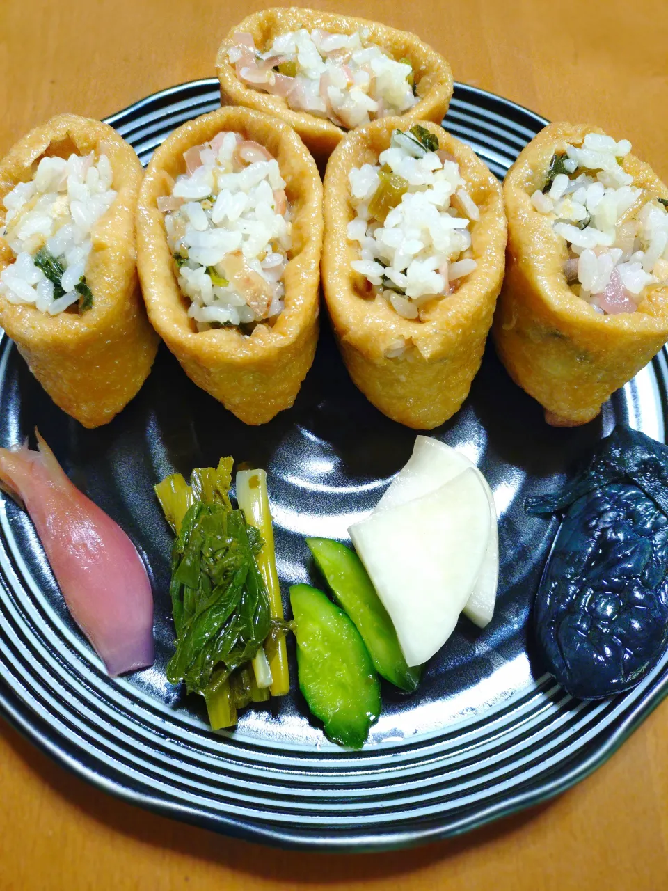 山盛り稲荷寿司と漬物|はるみさん