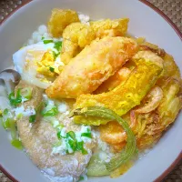 天ぷら月見きつねうどん|すくらんぶるえっぐさん