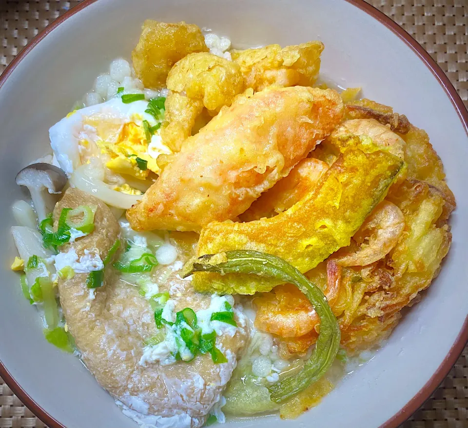 天ぷら月見きつねうどん|すくらんぶるえっぐさん